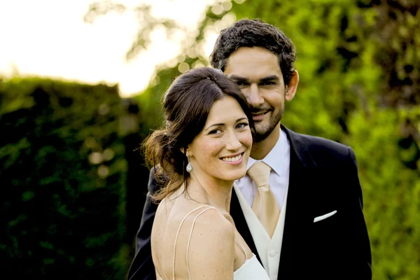 hoş bir çift sahip çok özel sevinç biraz onların düğün günü, Barselona, İspanya.