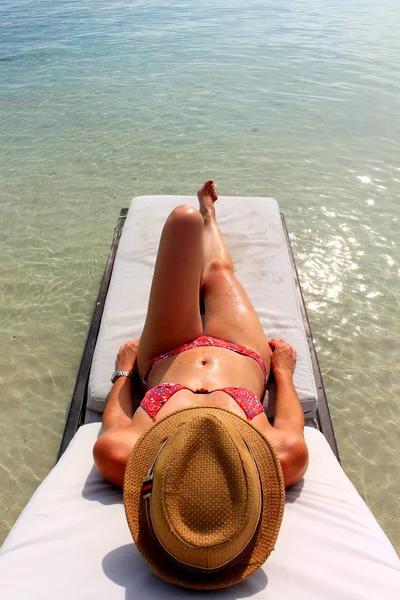 Young beautiful woman enjoying her time and resting close to the sea in Yandup lodge's private beach, Yandup Island, San Blas, Panama — Stock Photo, Image