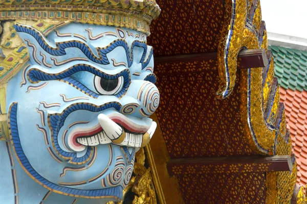 Estátua guardiã dourada solitária colocada em frente a um edifício do Grande Palácio Imperial em Banguecoque, Tailândia — Fotografia de Stock