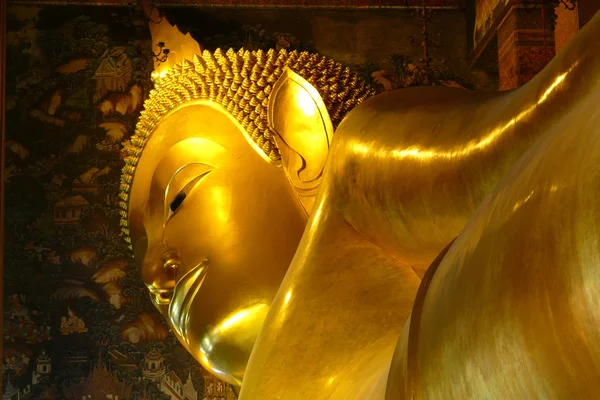 Buda mentiroso dourado no templo de Wat-Pho, Bangkok, Tailândia . — Fotografia de Stock