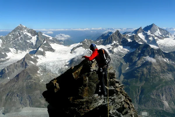 matterhorn'ın Zirvesi hornli ridge, zermatt, İsviçre üzerinden giden dağcı