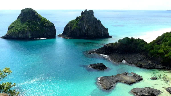 Praia em Fernando Noronha. Bahia do Porcos, Brasil . — Fotografia de Stock