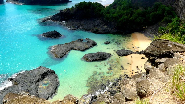 Strand in fernando noronha. bahia do porcos, Brasilien. — Stockfoto