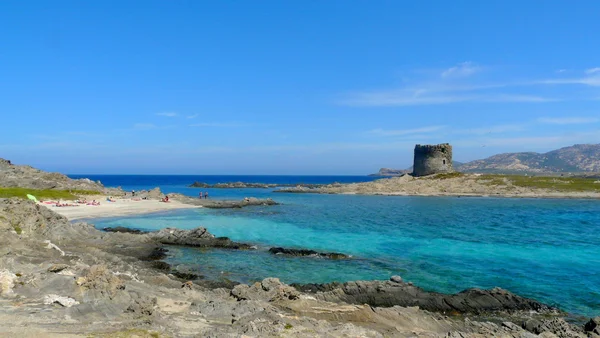 Pelosa strand met een oude middeleeuwse toren op een afgelegen strand, Sardinië, Italië — Stockfoto