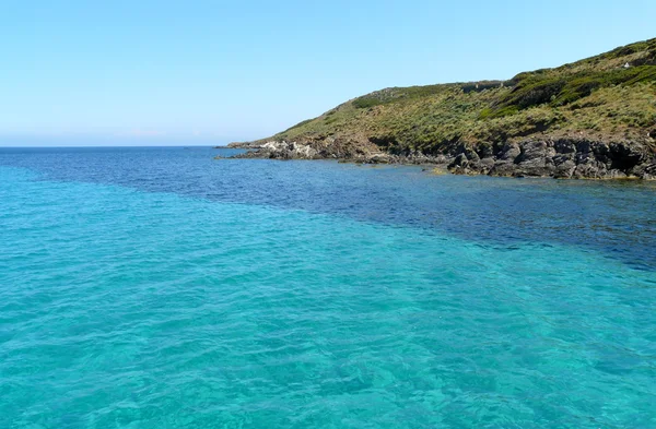 Loď plující do křišťálové vody v ostrov Asinara, Sardinie, Itálie — Stock fotografie