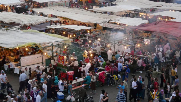 Marrakech, Morocco - April 20th of 2014: Main view of Djemaa el Fna square, a place recognized by UNESCO as a masterpiece of the Oral and Intangible Heritage of Humanity — Stock Photo, Image