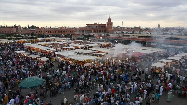Marrakech, Morocco - April 20th of 2014: Main view of Djemaa el Fna square, a place recognized by UNESCO as a masterpiece of the Oral and Intangible Heritage of Humanity — Stock Photo, Image