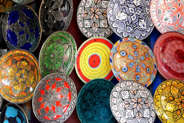 Pratos tradicionais de cerâmica de faiança marroquina colorida em uma típica loja antiga no souk da Medina de Marrakech, Marrocos . — Fotografia de Stock