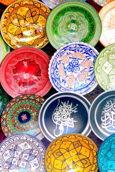 Marakeş, Fas'ın Medine Çarşısı tipik bir antik dükkanda geleneksel Fas fayans seramik renkli yemekleri.