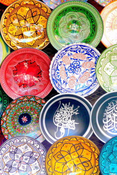 Традиционные красочные блюда марокканской керамики фаянс в типичном древнем магазине в базаре Медины в Марракеше, Марокко
.