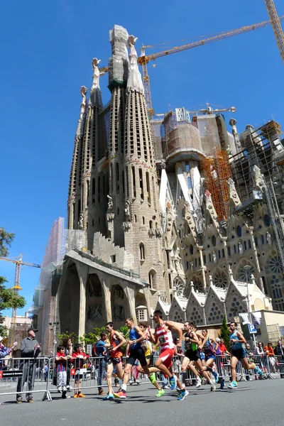 Barcelona, España - 27 de abril de 2014: Una jauría de deportistas en su primera vuelta para ganar la 30ª milla de la Sagrada Familia, una carrera organizada durante los últimos 30 años por la Fundación Claror — Foto de Stock