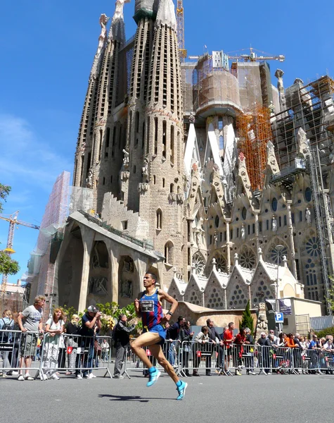 Barcelona, spanien - 27. april 2014: abdelaziz merzougui legt sich auf seiner zweiten runde mächtig ins Zeug, um die 30. sagrada familia 's mile zu gewinnen, ein rennen, das in den letzten 30 jahren von der claror foundation organisiert wurde. — Stockfoto