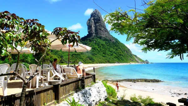 Refroidissement à Praia ConceiçXoo, sur l'une des meilleures plages de Fernando Noronha, Brésil Images De Stock Libres De Droits