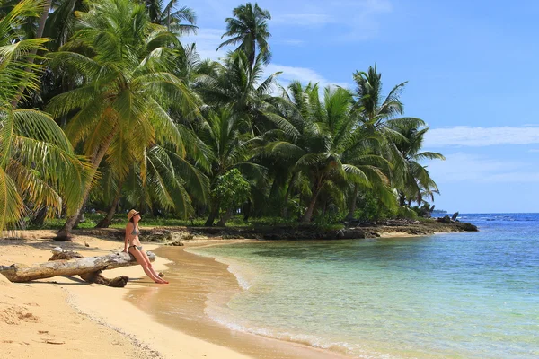 Jovem mulher bonita desfrutando de seu tempo e descansando perto do mar na praia sul da ilha "Pelicano", perto de Yandup Island Lodge, San Blas, Panamá — Fotografia de Stock