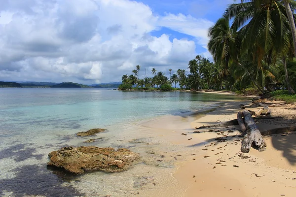 Main view of the southern beach at "Pelicano" Island, close to Yandup Island lodge, San Blas, Panama. — Stock Photo, Image