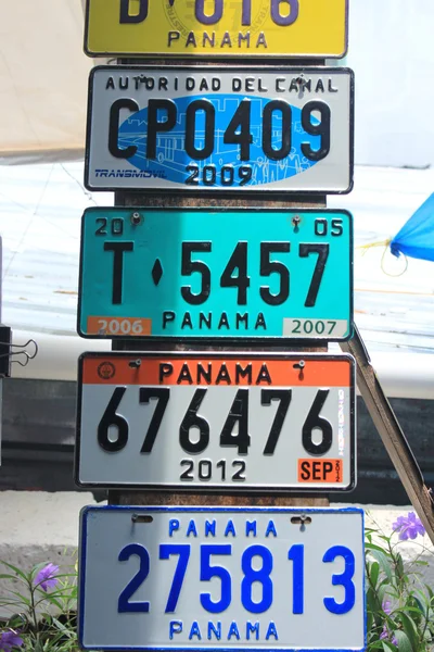 Plusieurs vieilles plaques d'immatriculation de voiture placées dans un marché dans la vieille ville de Panama Images De Stock Libres De Droits