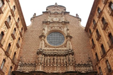 Bir Santa Maria de Montserrat Manastırı, Catalonia, İspanya'nın ana binanın görünümünü.