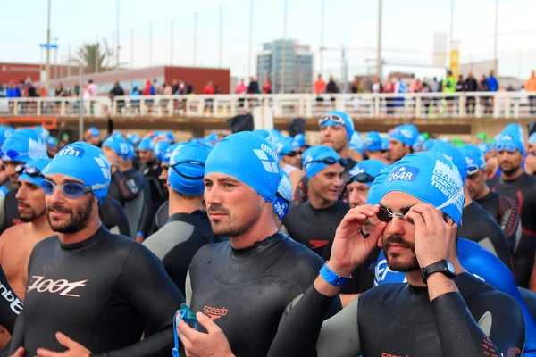 바르셀로나, 스페인-10 월 5 일 2014: Triathletes 바르셀로나 Garmin 트라이 애슬론 이벤트, 바르셀로나, 스페인 중 수영 레이스의 시작에 대 한 대기 — 스톡 사진