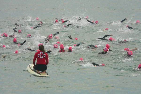 Barcelona, spanien - 5. oktober 2014: triathleten auf den ersten metern des schwimmens beim barcelona garmin triathlonevent — Stockfoto