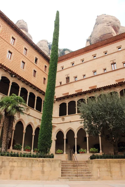 Veduta di uno degli edifici dell'Abbazia di Santa Maria de Montserrat, Catalogna, Spagna . — Foto Stock