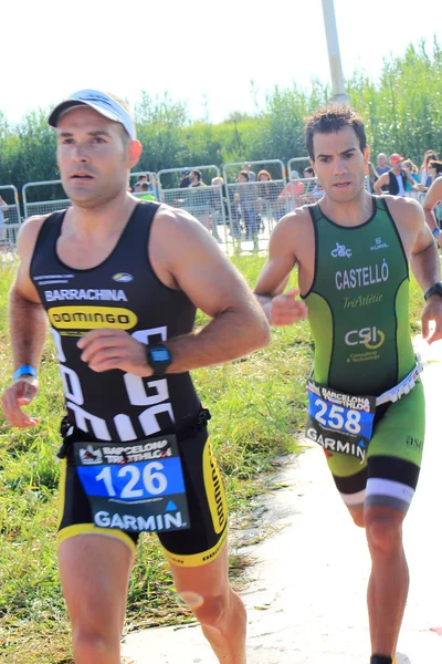 Barcelona, İspanya - 5 Ekim 2014: çalışan yarış sırasında onların ilk metre Barcelona Garmin triatlon olay sırasında zor iterek Triathletes.
