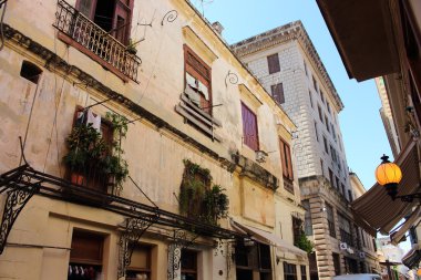 Dağılan sokaklar ve Binalar Habana Vieja mahallede, La Havana, Küba