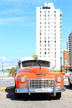 La Habana, Cuba - 14 Kasım 2014: eski Amerikan arabaları turistik şehir boyunca için taksi hizmet veren