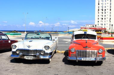 La Habana, Cuba - 14 Kasım 2014: eski Amerikan arabaları turistik şehir boyunca için taksi hizmet veren