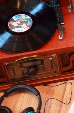 Retro ahşap plak oyuncu, vinil ve kulaklıklar.