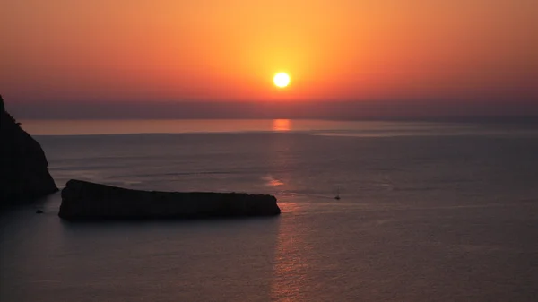 Krásný západ slunce nad Benirras pláže na klidné letní večer, Ibiza, Baleárské ostrovy, Středozemní moře, Španělsko — Stock fotografie