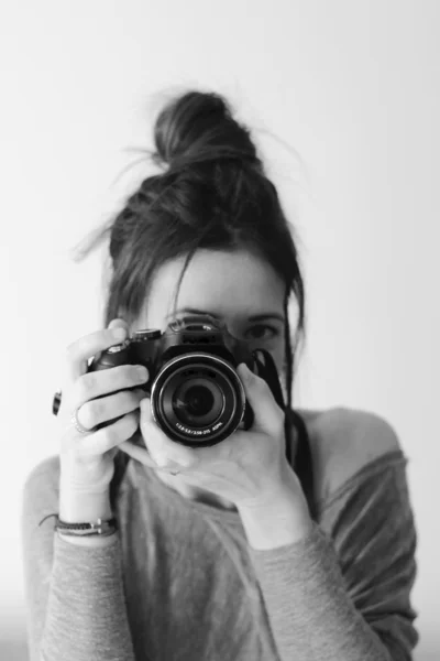 ソフト背景にカメラを持つ若い女性カメラマン — ストック写真