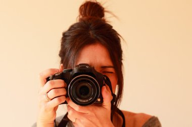 Yumuşak zemin üzerinde kamera ile genç kadın fotoğrafçı