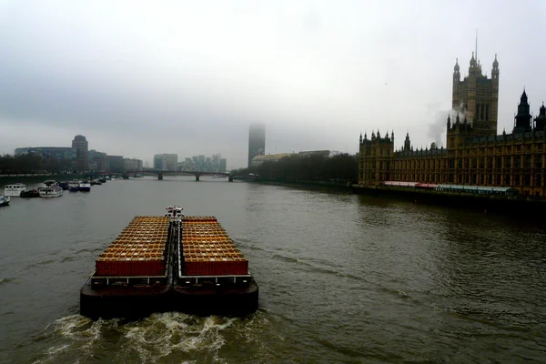 在英国伦敦泰晤士河的货物运输 — 图库照片