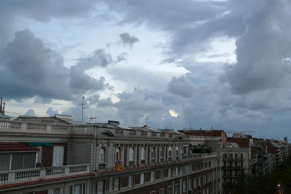 在西班牙，巴塞罗那，加泰罗尼亚圣家族教堂附近多云灰色的天空 — 图库照片