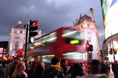 Piccadilly Circus, Londra - 14 Şubat 2015 yılında: Lots-in insanlar, arabalar ve tipik kırmızı otobüsler Londra'nın Batı Yakası'de, 1819 yılında inşa edilmiş bu ünlü kamusal alanda sokakları geçiş.