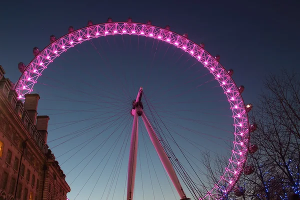 London Eye στο Βατερλώ, Λονδίνο - 15 Φεβρουαρίου 2015: αυτή είναι η τρίτη μεγαλύτερη ρόδα όλο τον κόσμο. Αυτό το τουριστικό αξιοθέατο είναι 135 μέτρα ύψος, με διάμετρο 120 μέτρων. — Φωτογραφία Αρχείου