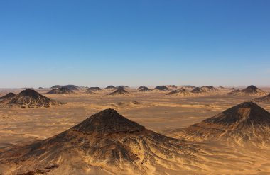 Bahariya Oasis, Mısır yakın siyah çöl dağların panoramik görünümü