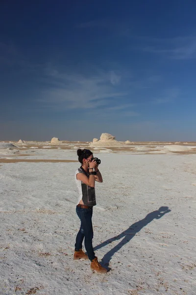 Красива дівчина робить знімок в середині дивовижні білої пустелі закрити все оаза в Єгипті — стокове фото
