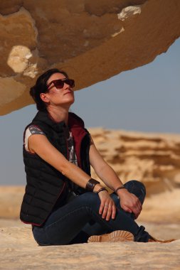 Farafra vaha Mısır'daki yakın şaşırtıcı beyaz çölün ortasında güneş banyosu genç güzel kız alır