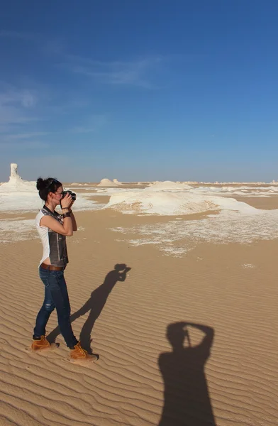 Jovem menina bonita tira uma foto no meio do incrível deserto branco perto de Farafra oásis no Egito — Fotografia de Stock