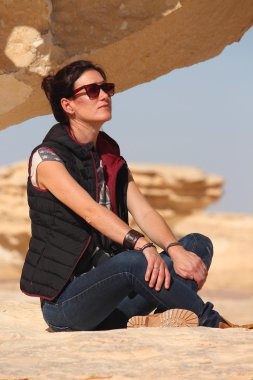 Farafra vaha Mısır'daki yakın şaşırtıcı beyaz çölün ortasında güneş banyosu genç güzel kız alır