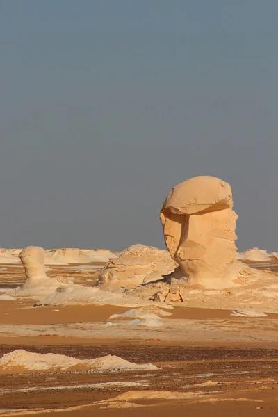 Rock людських фігури в білої пустелі недалеко від все оаза в Єгипті. — стокове фото