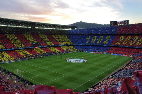 Nou Camp, Барселона, Іспанія - 6-го квітня 2015: подання "Футбол" клуб барселонського стадіону під час гри півфіналі Ліги чемпіонів між Барселона і Юнайтед Баварія Мюнхен, що закінчився 3-0. — стокове фото