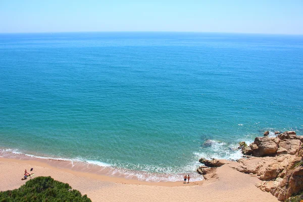 Ein paar schwimmerpaare genießen das herrliche wetter am rocapins-strand von calella de costa. — Stockfoto