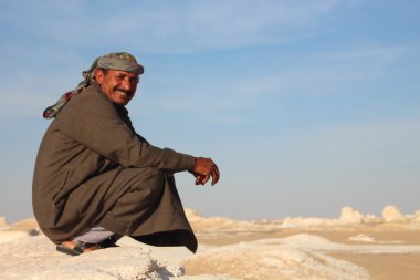 Beyaz çöl, Mısır - 1 Nisan 2015 yılında: ziyaretçi kabul değil uzun bir süre sonra Bedevi yerel rehberleri turist beyaz çöl Milli Parkı için Farafra Oasis yakın tekrar kurşun.