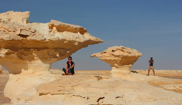 若いカップルは、エジプトのファラフラ ・ オアシスに近い、驚くべき白砂漠の真ん中で景色を楽しむ. — ストック写真