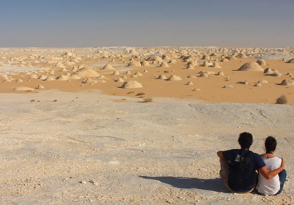 若いカップルは、エジプトのファラフラ ・ オアシスに近い、驚くべき白砂漠の真ん中で景色を楽しむ. — ストック写真