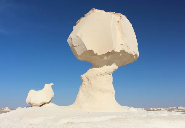 Rocas de formación de piedra caliza conocidas como "El hongo y el pollo" en el Parque Natural del Desierto Blanco, cerca del oasis de Farafra, Egipto . — Foto de Stock