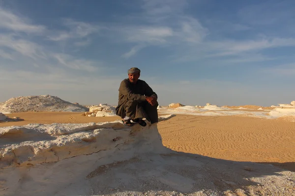 Guías locales beduinos llevan a los turistas de nuevo al Parque Nacional del Desierto Blanco cerca del Oasis de Farafra . — Foto de Stock