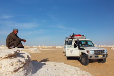 Beyaz çöl, Mısır - 1 Nisan 2015 yılında: ziyaretçi kabul değil uzun bir süre sonra Bedevi yerel rehberleri turist beyaz çöl Milli Parkı için Farafra Oasis yakın tekrar kurşun.
